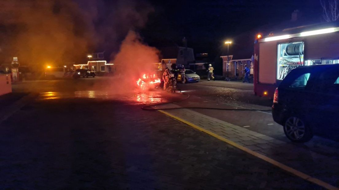 Auto gaat in vlammen op in Hengelo