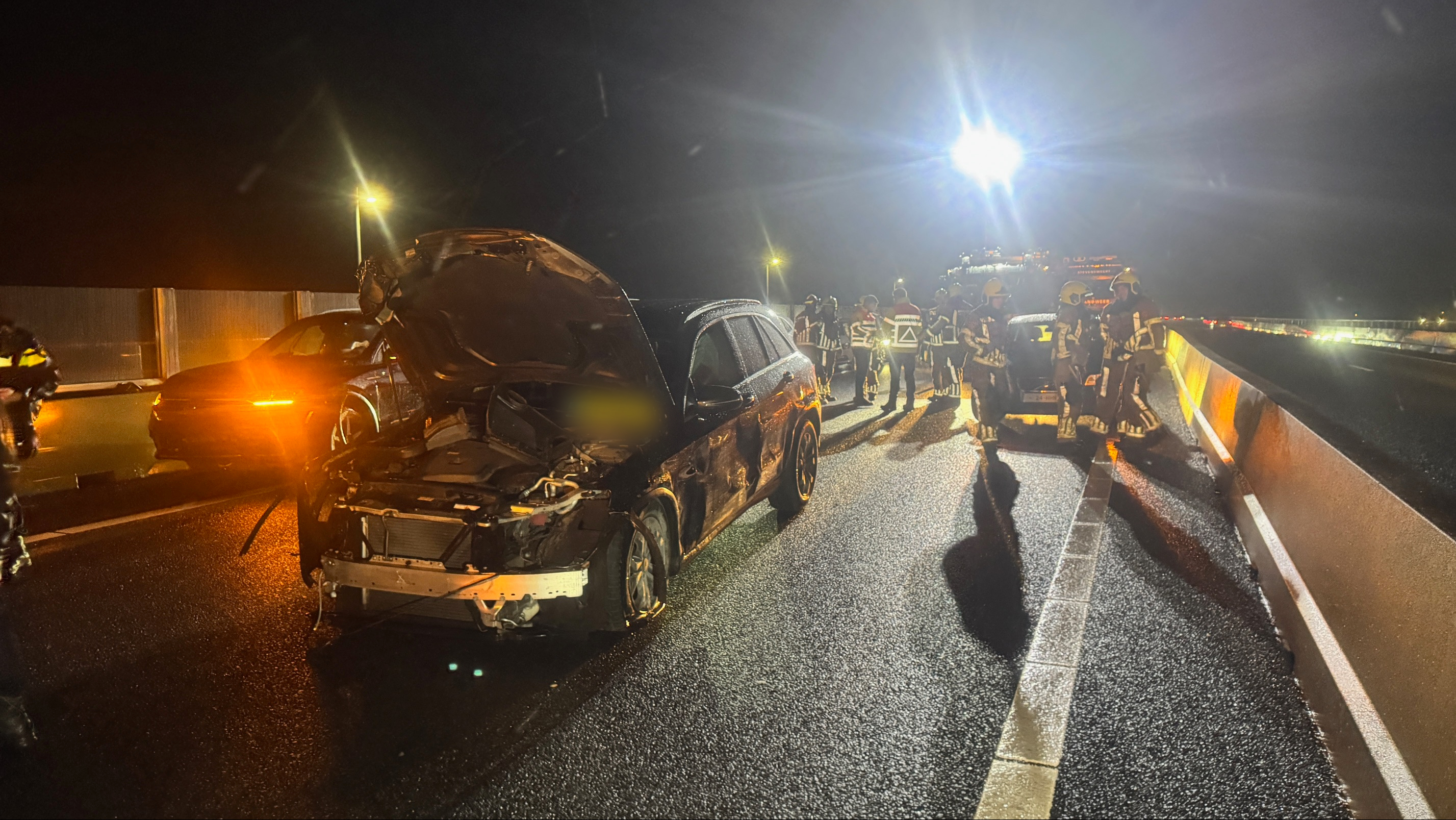 A2 afgesloten na botsing tussen twee voertuigen bij Wessem.