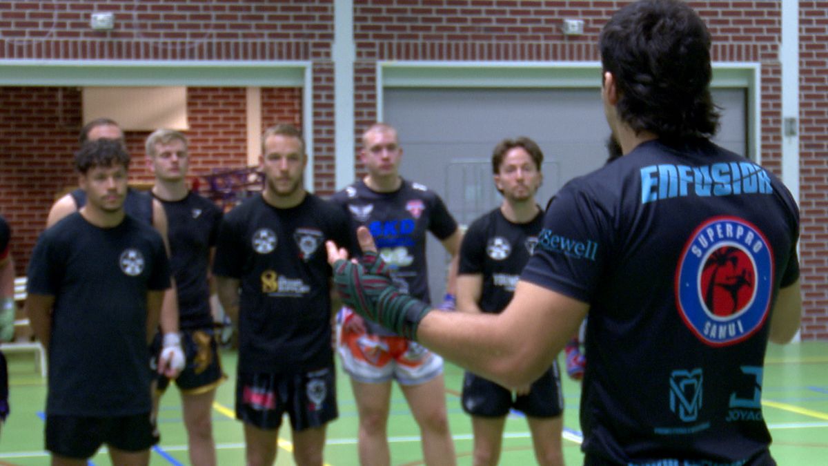 Thian de Vries geeft kickboksles aan fans: 'Het is echt een eer'