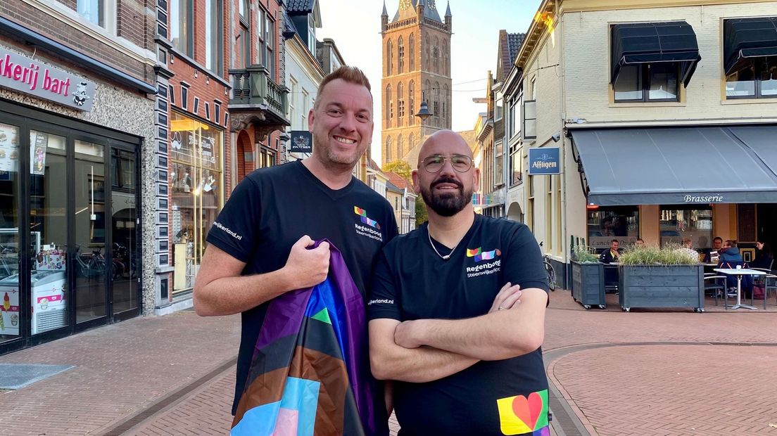 Maarten Molenkamp en Ronald Bakker in 'hun' Steenwijk, waar vanaf maandag de regenboogvlag aan de toren wappert.