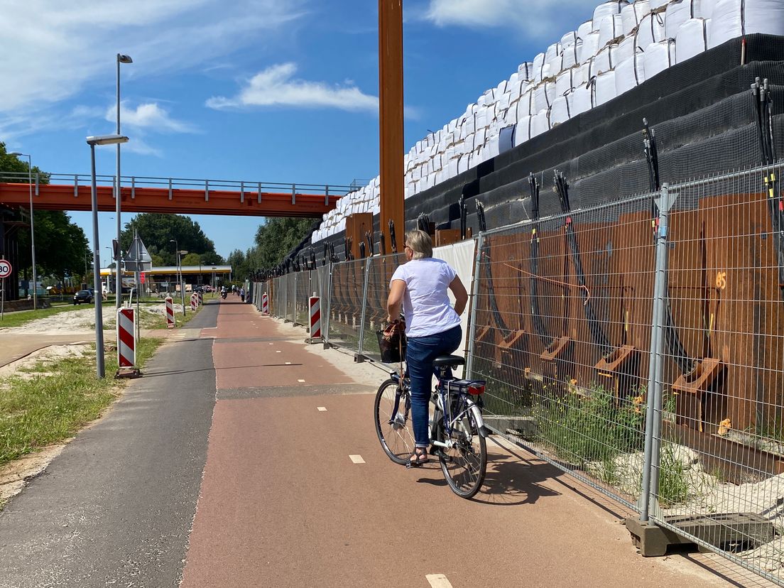 Een fietser in Ommoord bij de werkzaamheden