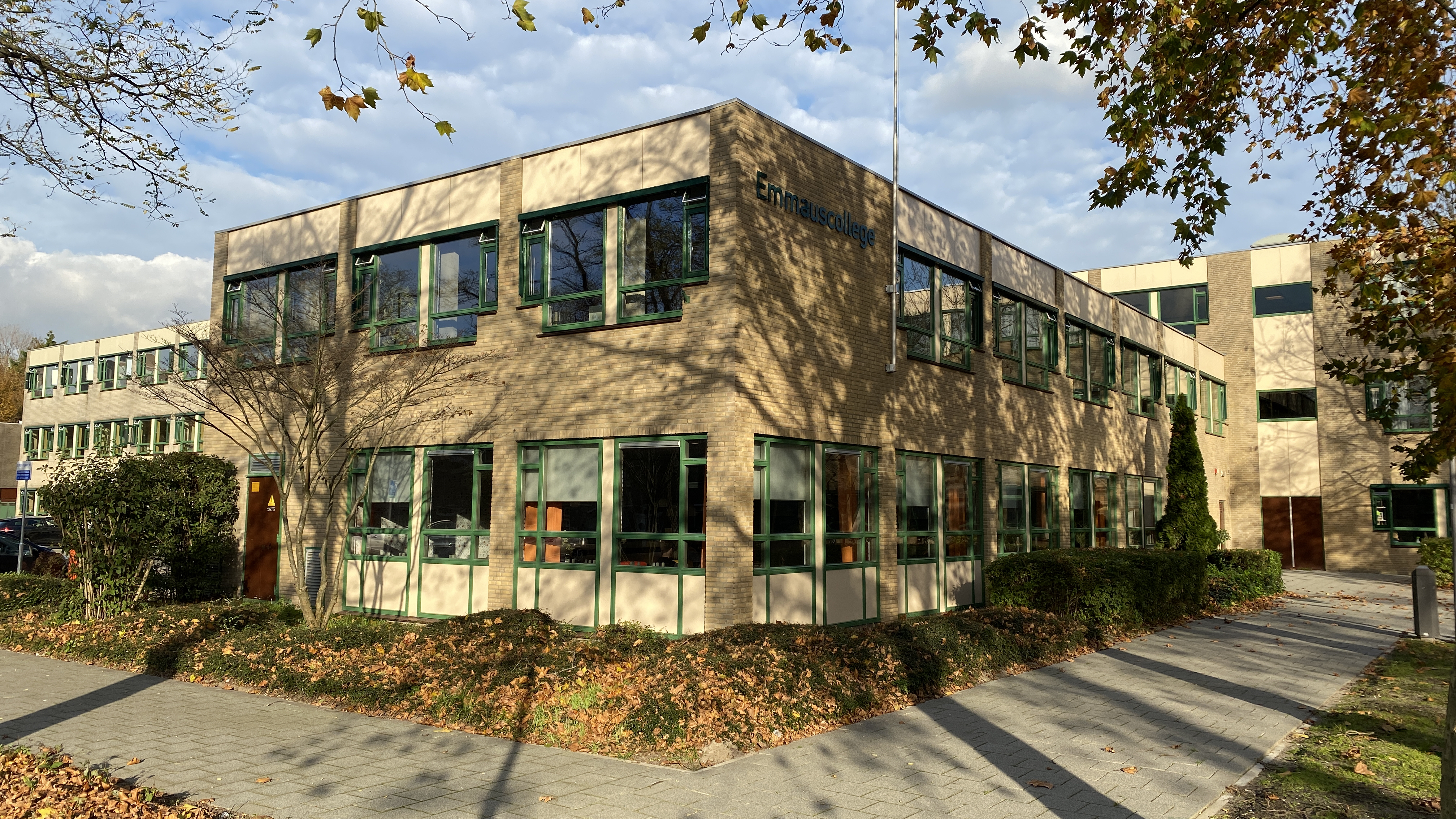 Het Emmauscollege in Rotterdam-Oosterflank, waar de twee overleden tieners naar school gingen.