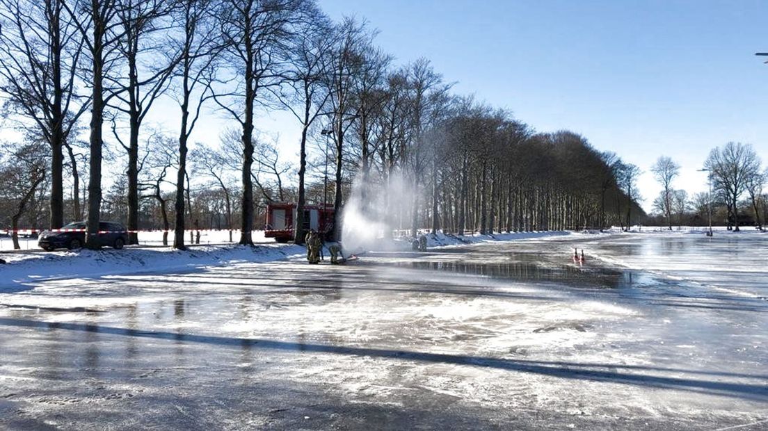 De brandweer spuit water op de ijsbaan