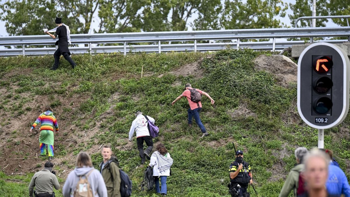 XR blokkeert A12 bij Zevenaar, meerdere activisten aangehouden