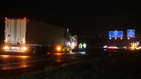 112 Nieuws: Ongeluk op A1 na uitwijken voor gevarendriehoek. 112 Nieuws: Ongeluk op A1 na uitwijken voor gevarendriehoek.