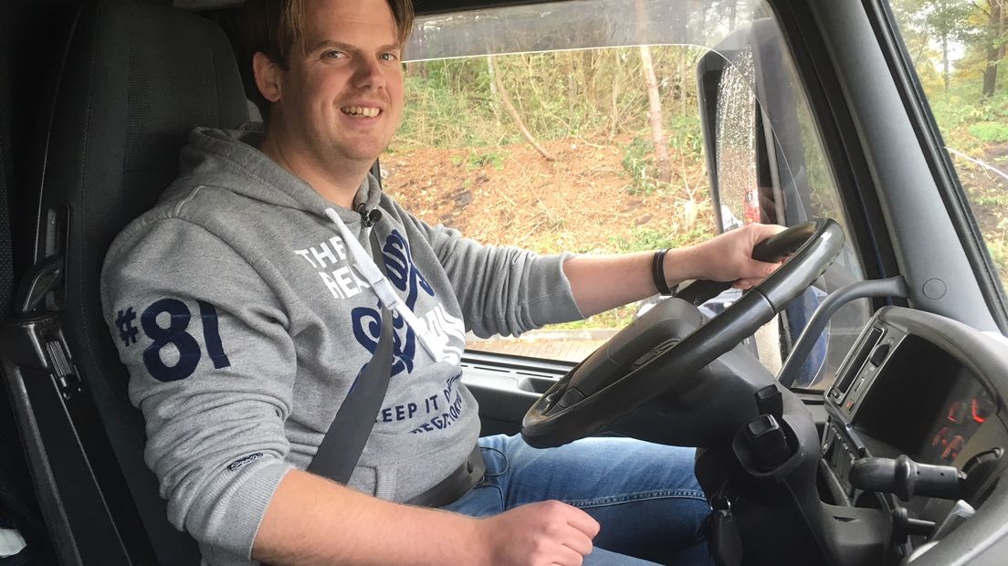 Je ziet ze langzamerhand weer iets meer: meesters in het basisonderwijs. Niet alleen het aantal aanmeldingen voor de pabo stijgt, ook het aantal mannen die zich op latere leeftijd laten omscholen neemt toe. Jelle den Hartog uit Brummen maakt wel een heel bijzondere switch. Hij zat namelijk eerst op de vrachtwagen.