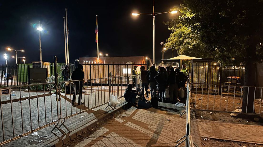 Rond 23:30 uur staan er nog steeds mensen voor de poort