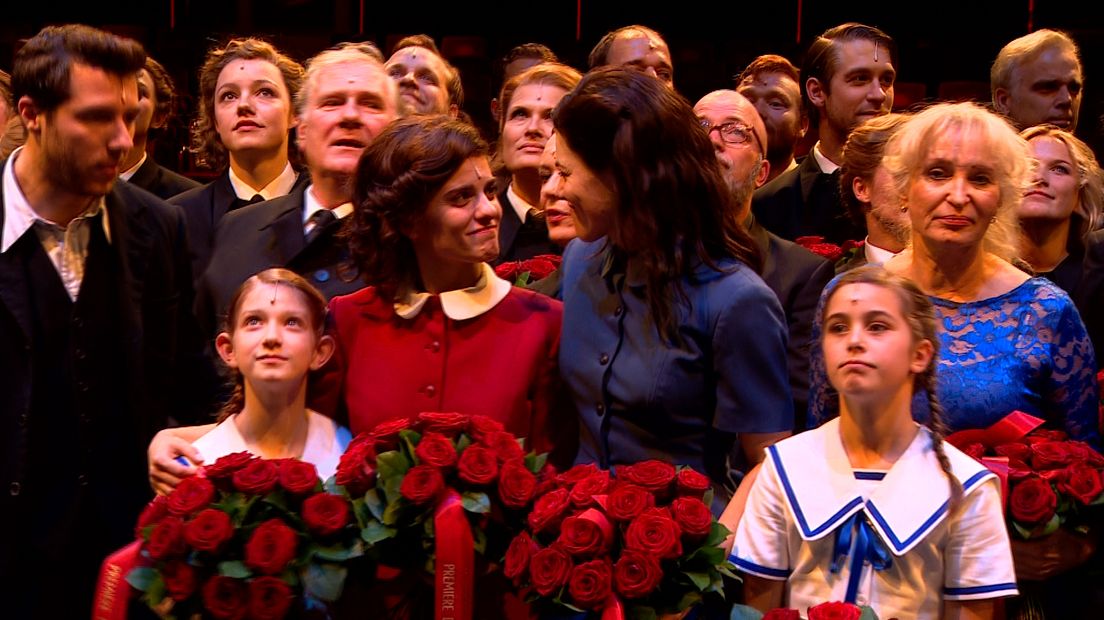 Rosa da Silva (l) tussen de rest van de crew (Rechten: Jeppe Oostenga/RTV Drenthe)