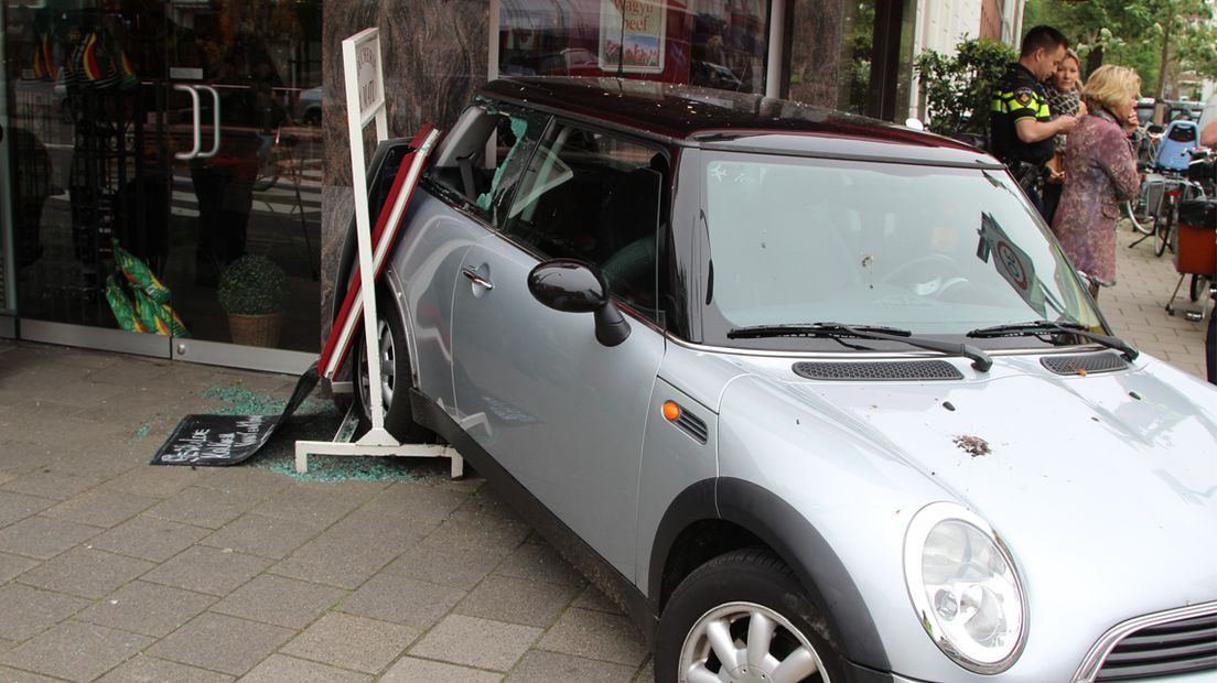 Automobilst rijdt tegen gevel slagerij Haagse Bankastraat.