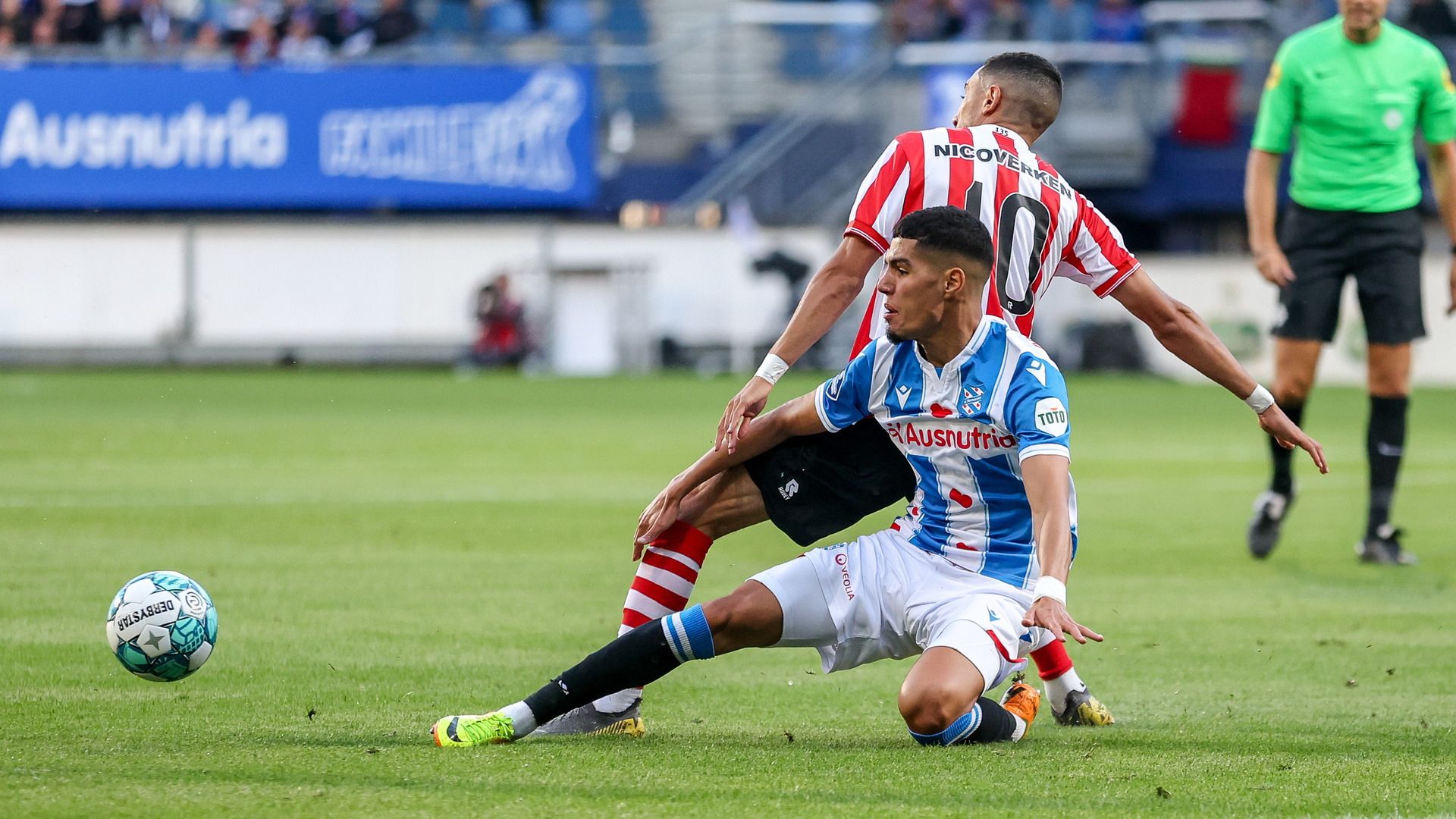 Anas Tahiri in duel met een speler van Sparta