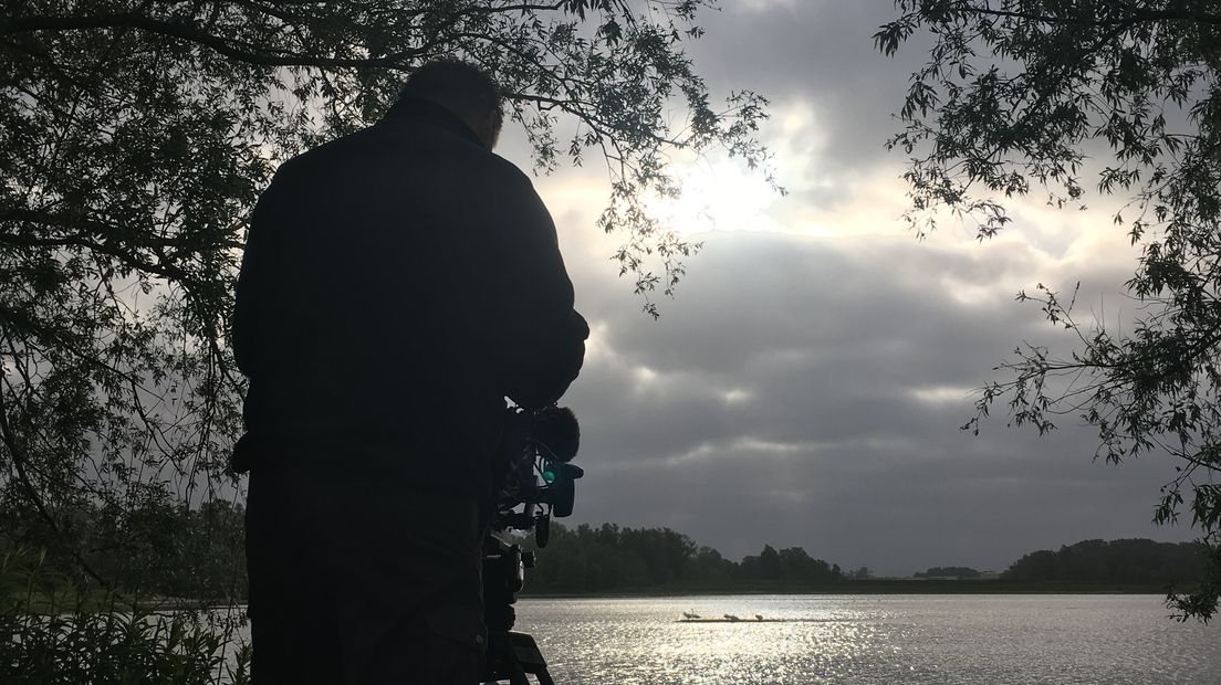 Poep en dood zijn twee gegevens, die in de traditionele natuurbeleving eigenlijk nooit aan bod komen. We willen allemaal door prachtige bossen en mooi onderhouden velden lopen en fietsen. En die behoefte is de afgelopen vijftig jaar steeds sterker geworden. Meer en meer is Nederland veranderd in een keurig aangeharkt businesspark met hier en daar een keurig afgebakend stukje groen.