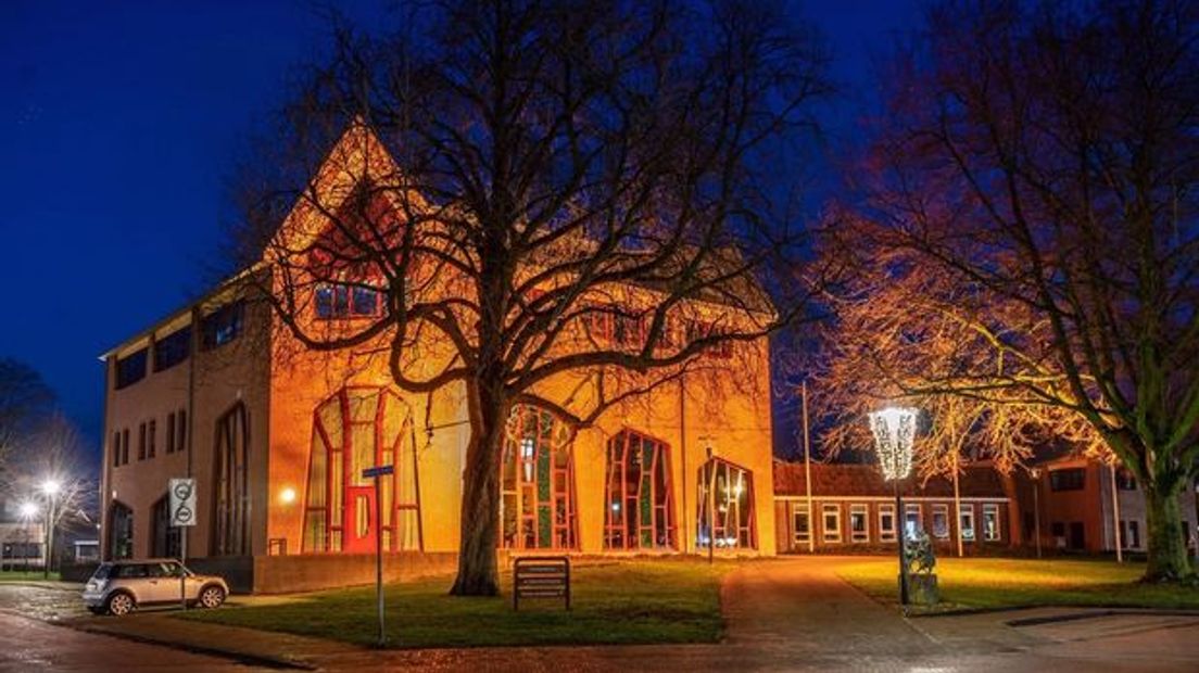 Orange the World op het gemeentehuis van Zuidwolde (Rechten: Kim Stellingwerf)