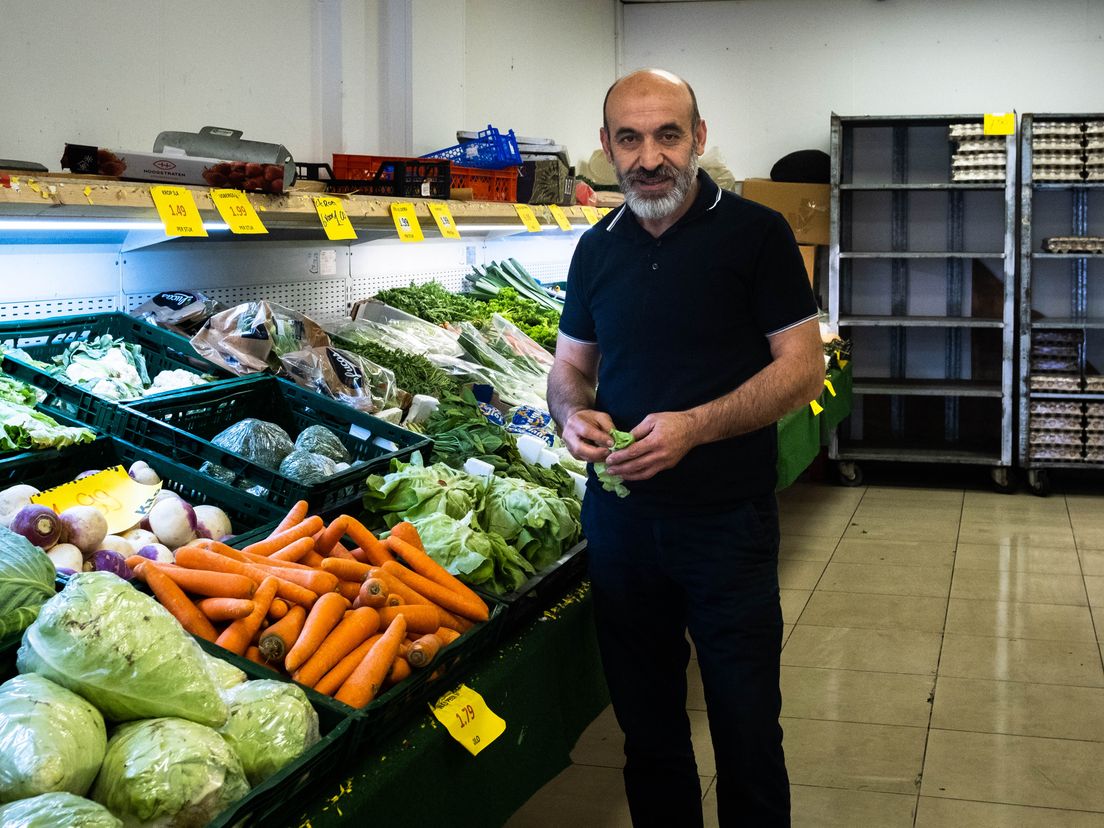 Aydin Köse in zijn supermarkt Ali Baba
