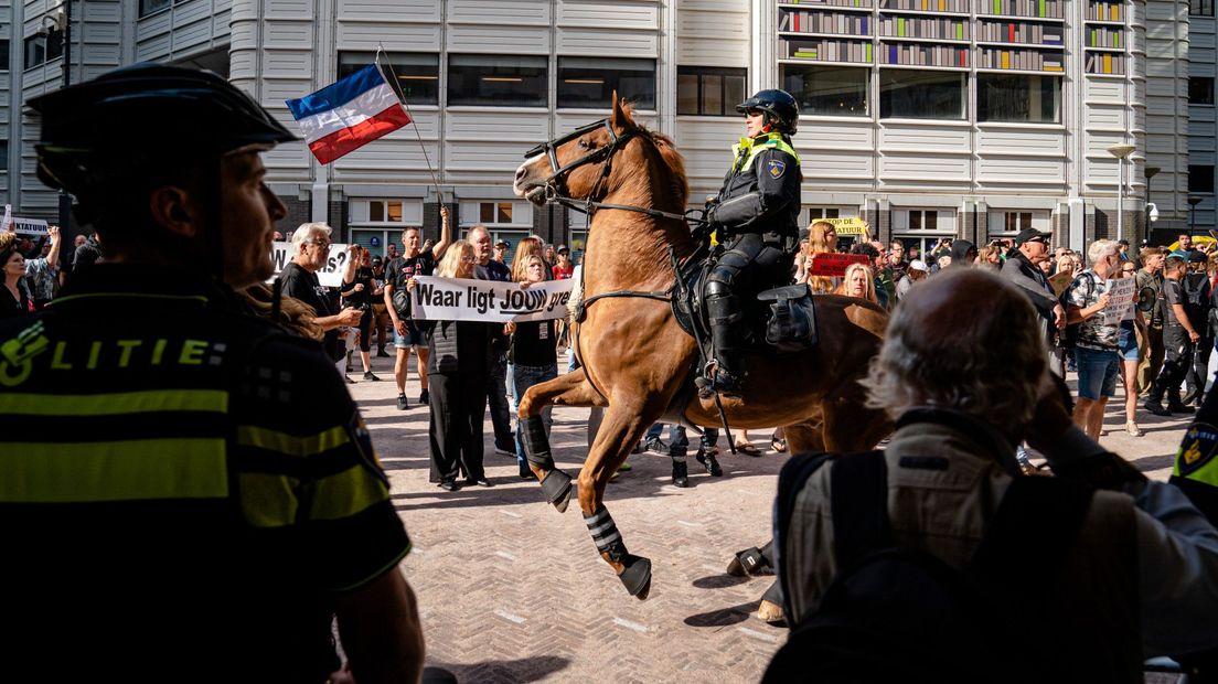 Demonstranten protesteren bij het tijdelijke gebouw van de Tweede Kamer tegen het coronabeleid