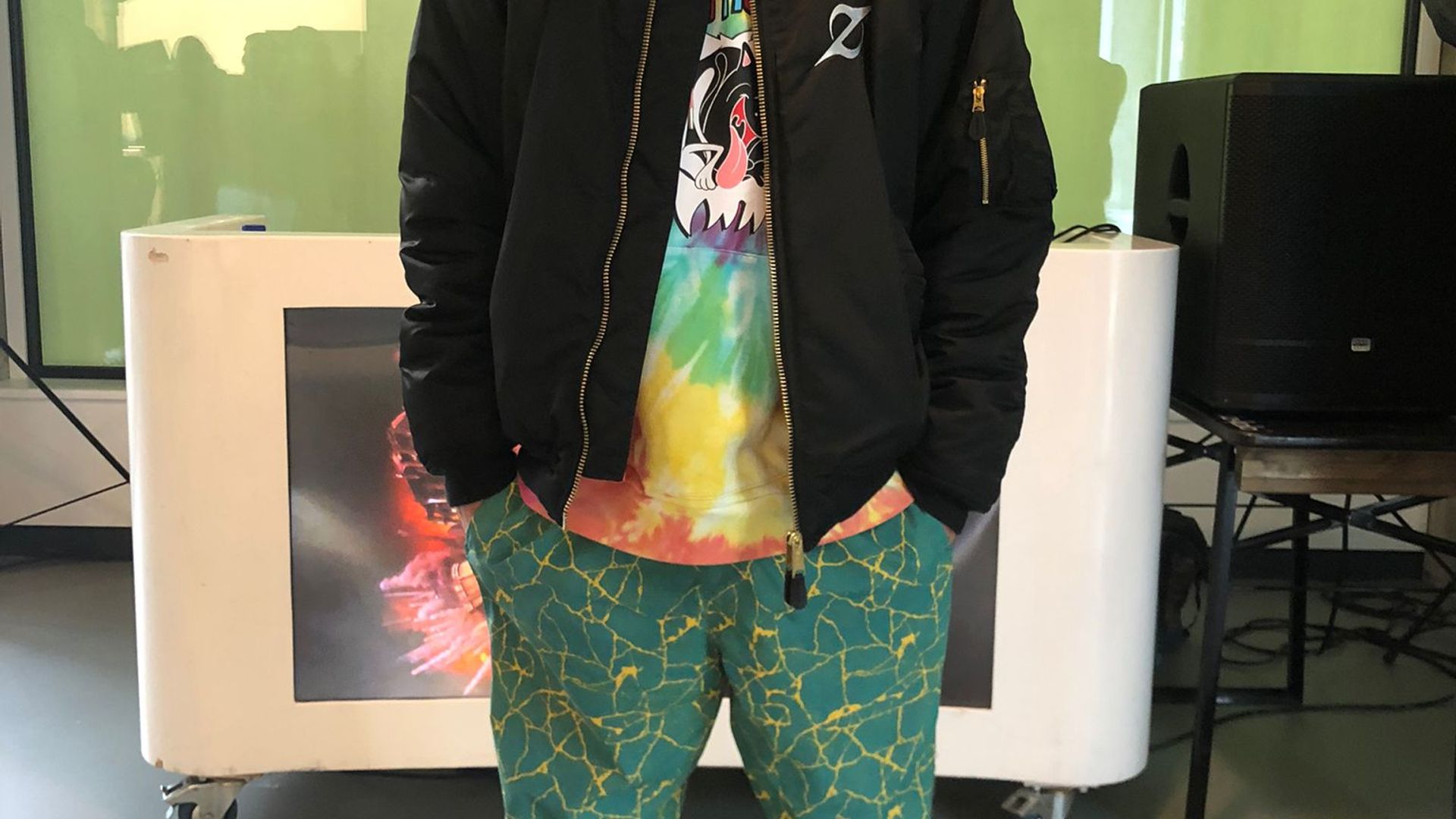 Bobby met zijn nieuwe aankoop in de schoenenwinkel van Woei Tjin