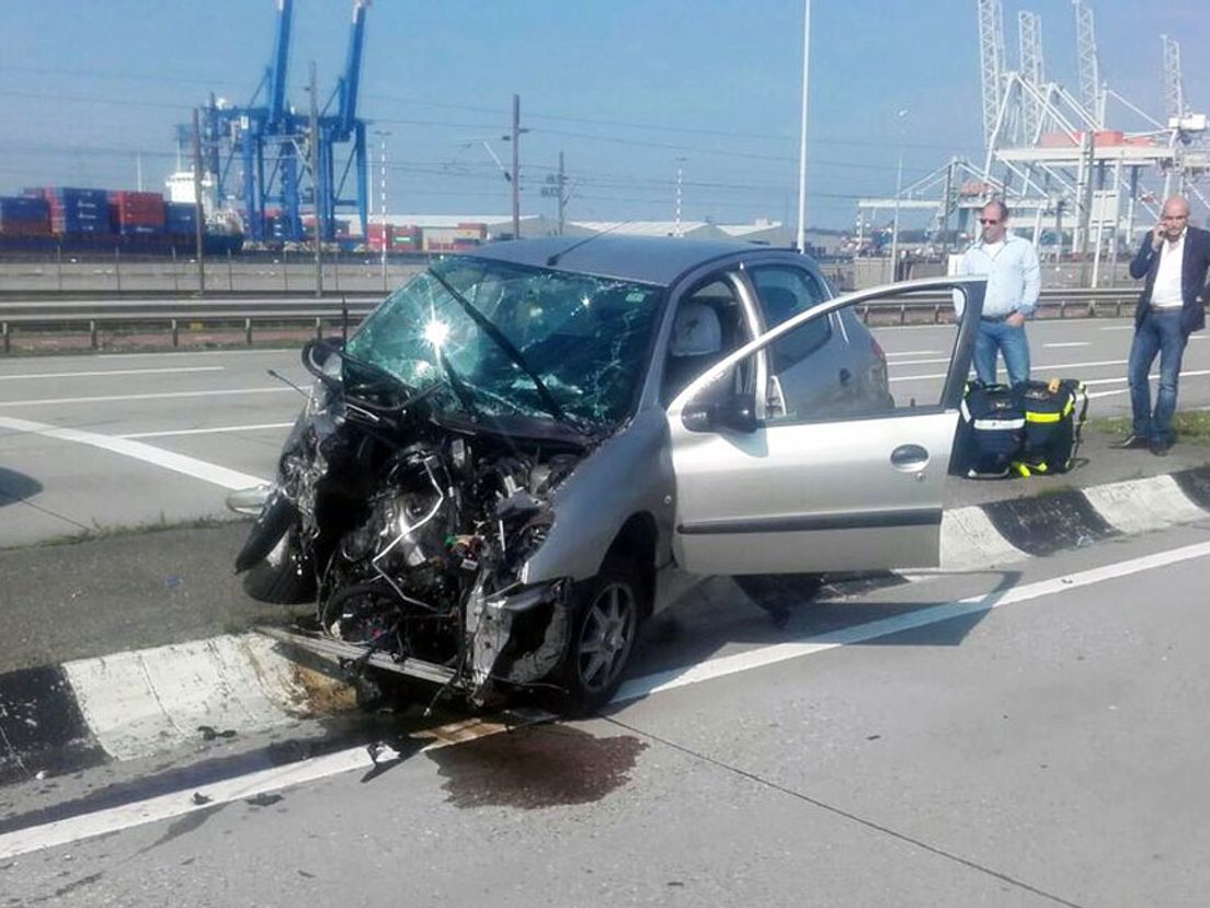 Vrouw gewond bij auto-ongeluk Pernis