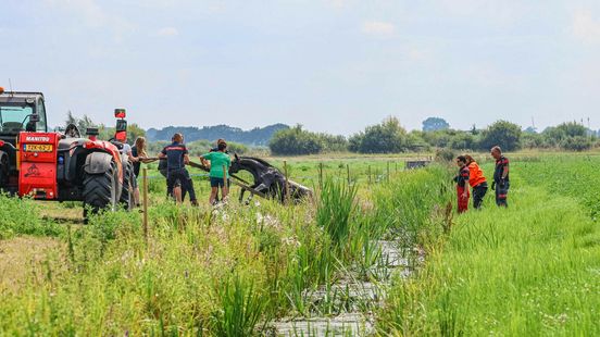 Brandweer redt paard uit sloot bij Matsloot Brandweer redt paard uit sloot bij Matsloot