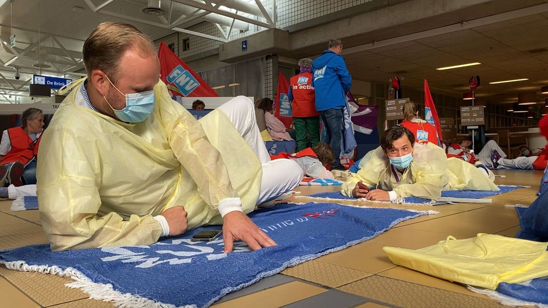 Het zorgpersoneel op de handdoek met de tekst 'Time to relax'