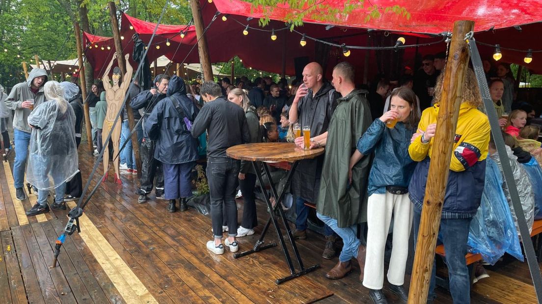 Er werd veel geschuild in Kafé de Vrijheid.