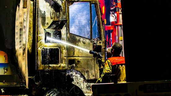 Vrachtwagen in brand • caravan verwoest