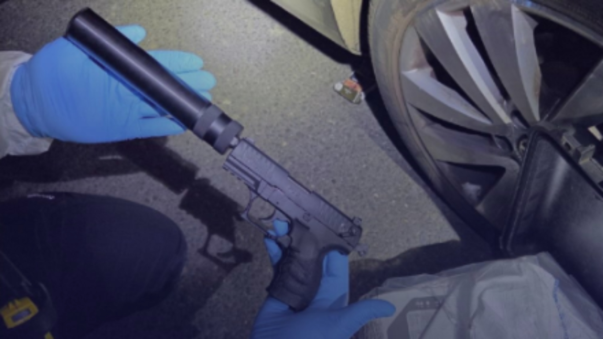 Het vuurwapen dat bij de controle werd gevonden.