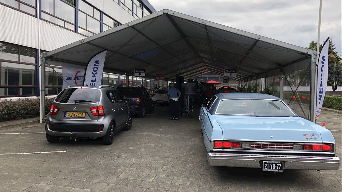 Bijzondere auto's reden door de drive-through van het Carmel College in Oldenzaal