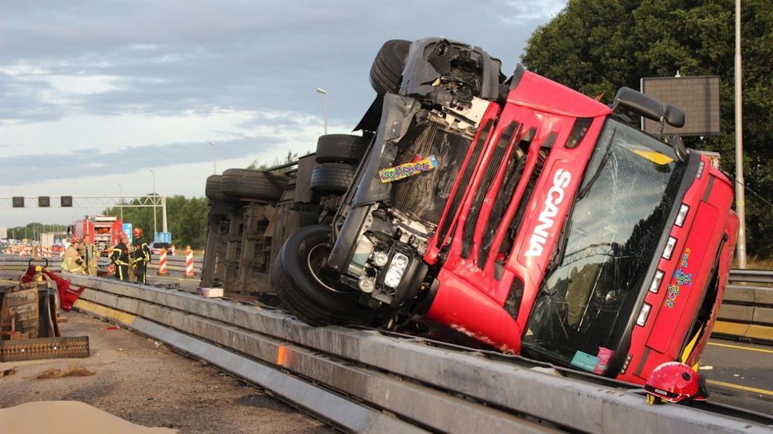 Een vrachtwagen kantelde vanochtend op de A1 bij Holten