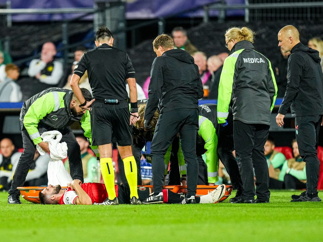 Luka Ivanusec moest het duel tussen Feyenoord en Celtic vroegtijdig staken en werd per brancard van het veld gedragen