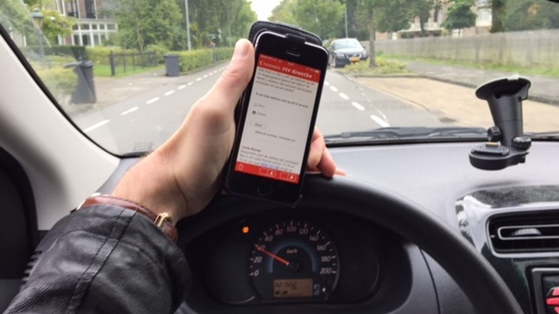 In Drenthe worden de minste boetes uitgedeeld voor het vasthouden van een mobieltje achter het stuur (Rechten: RTV Drenthe)