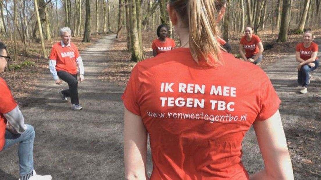 Medewerkers KNCV zamelden geld in met sponsorloop