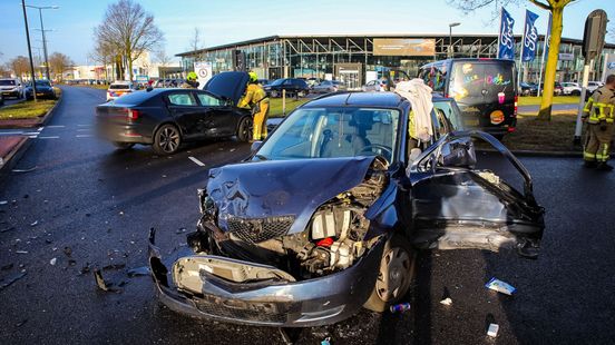 Botsing met veel schade • vrachtwagen vat vlam. Botsing met veel schade • vrachtwagen vat vlam.