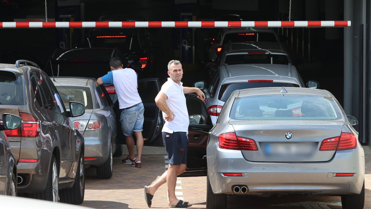 Parkeerplek reserveren moet drukte naar stranden voorkomen, één garage dit hele weekend al vol