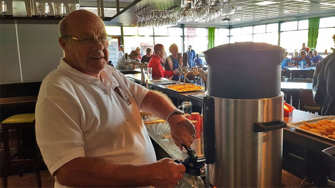 Chris (79) zorgt voor een goede bak koffie op sportvereniging VELO