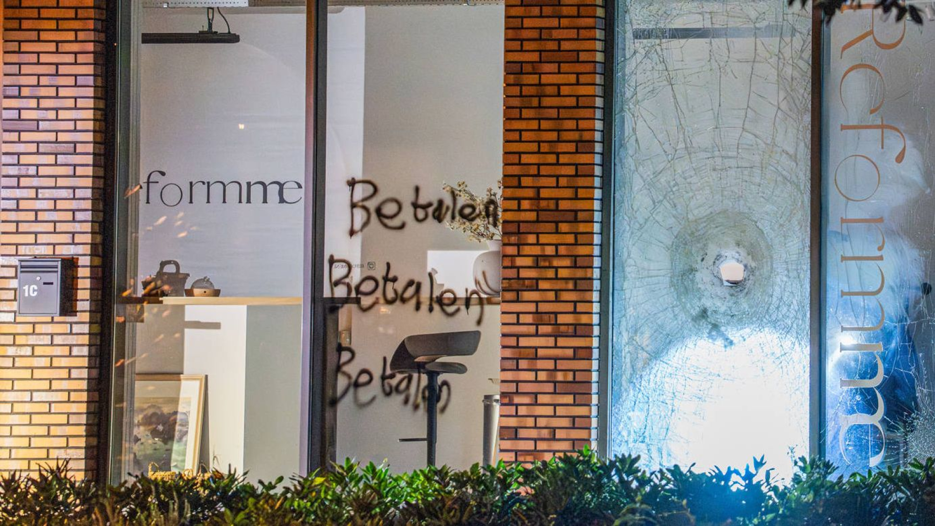 Explosie bij pilatesstudio · auto in sloot