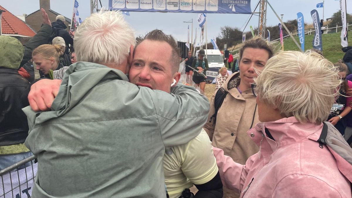 Lees terug: Tranen en records bij 'zwaarste Kustmarathon ooit'