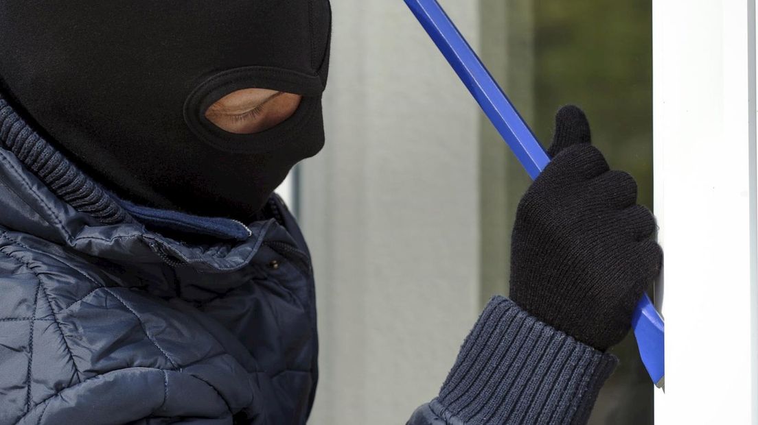 Dief neemt raam mee