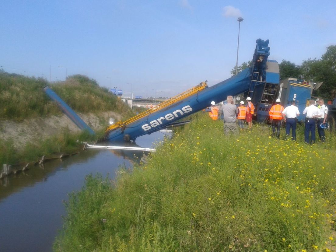 Mobiele kraan valt om in Pernis