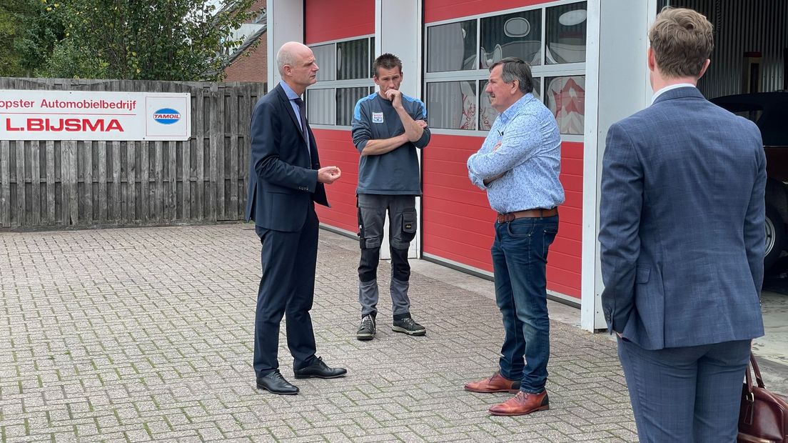 Garagehouder Luit Bijsma (r) praat met minister Stef Blok (l)