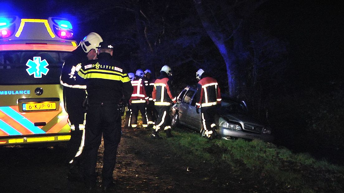 Auto tegen een boom in Gees (Rechten: Perbureau Meter)