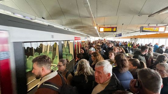 Meer dan een uur vertraging op A16 door ongeluk, openbaar vervoer extreem druk door marathon. Meer dan een uur vertraging op A16 door ongeluk, openbaar vervoer extreem druk door marathon.