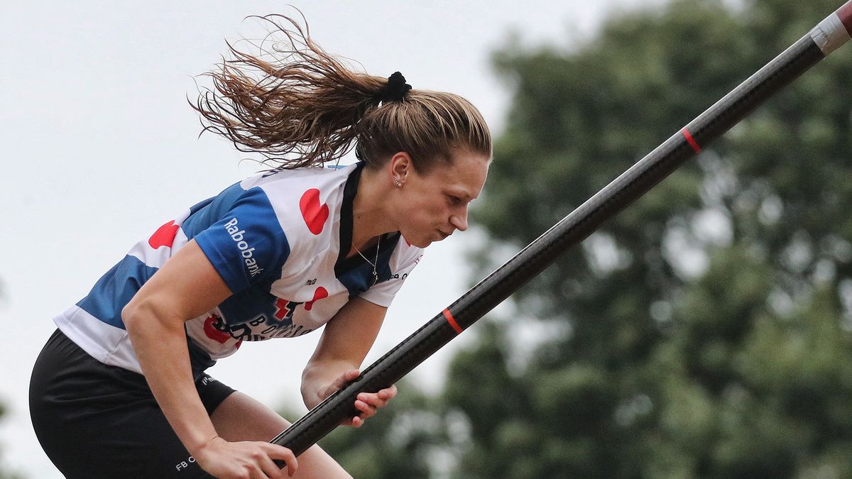 Marrit van der Wal houdt met titel Friese eer hoog op NK fierljeppen