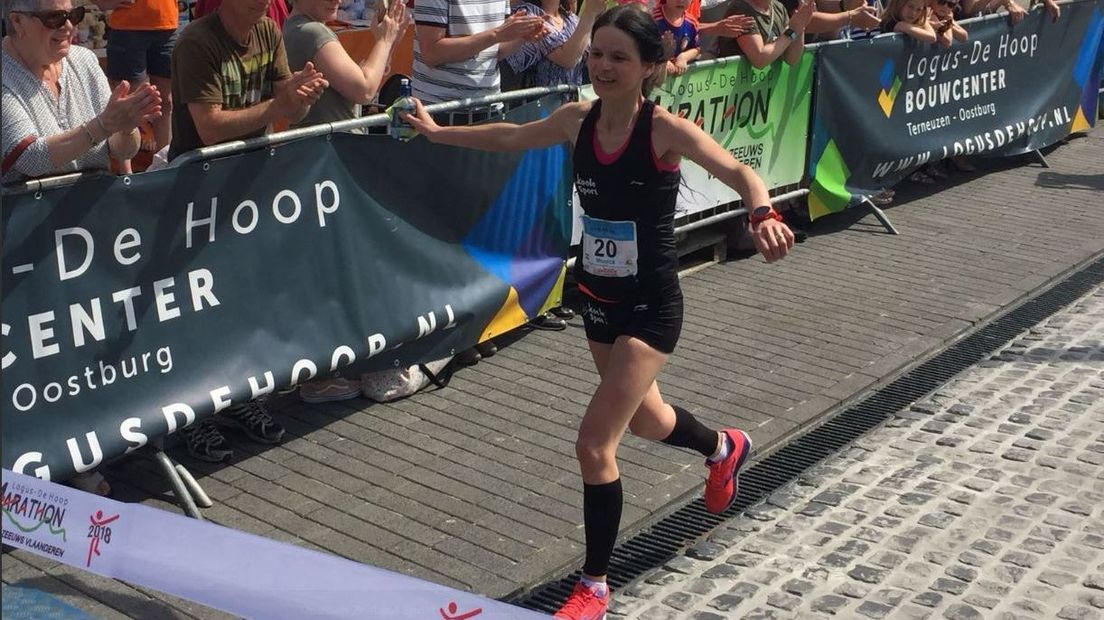 Het bewogen jaar van atlete Monica Sanderse: van marathonzege tot scheldpartij