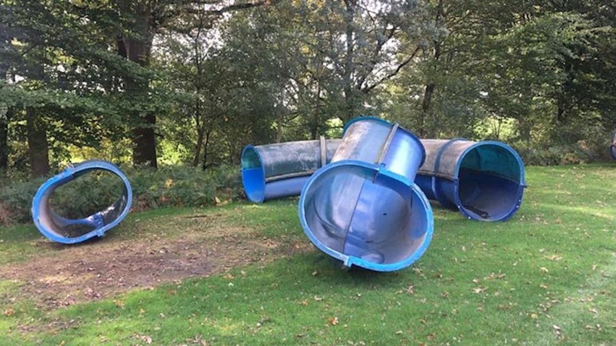 53 meter lange waterglijbaan verkocht aan man die hem in eigen achtertuin zet