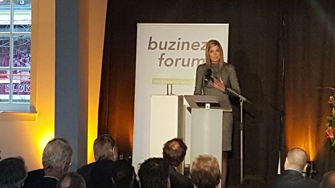 Koningin Máxima spreekt de bezoekers van het Buzinezz Forum toe.