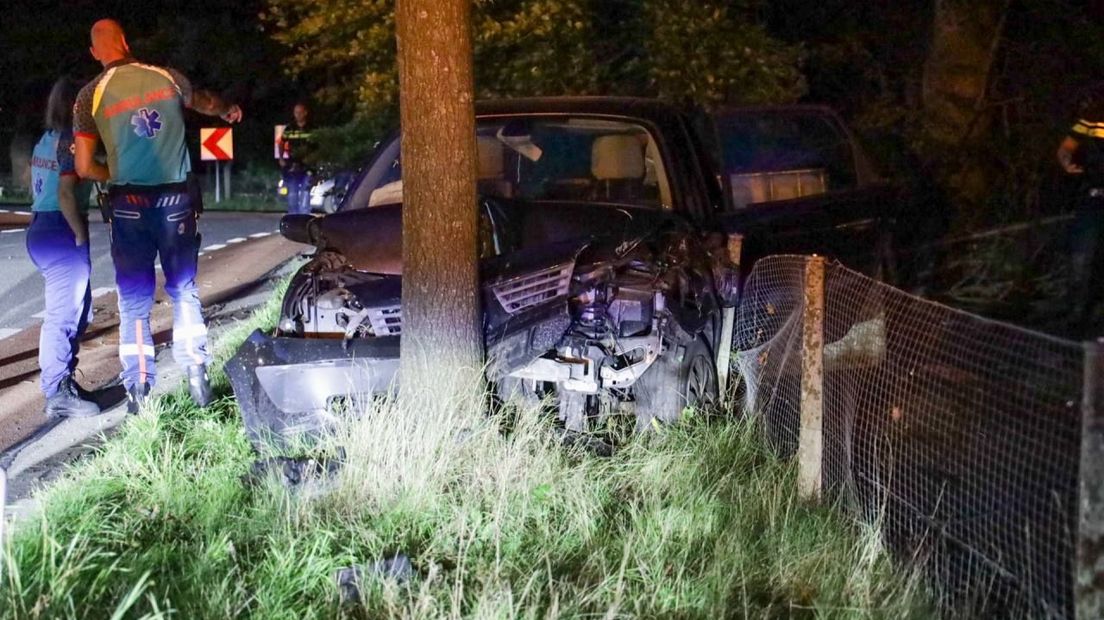In Deelen botste een auto frontaal op een boom.