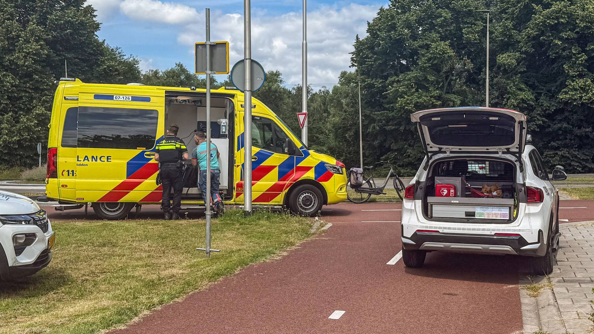 Wielrenner gewond na aanrijding, overgebracht naar ziekenhuis
