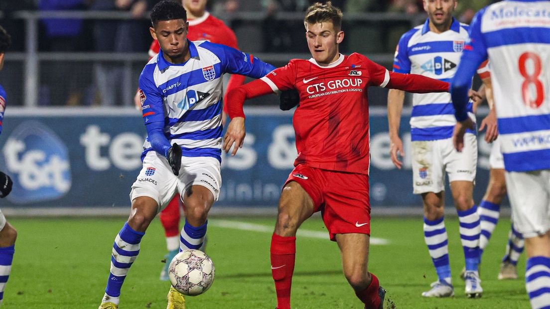 Daniël Beukers namens Jong AZ in actie tegen PEC Zwolle