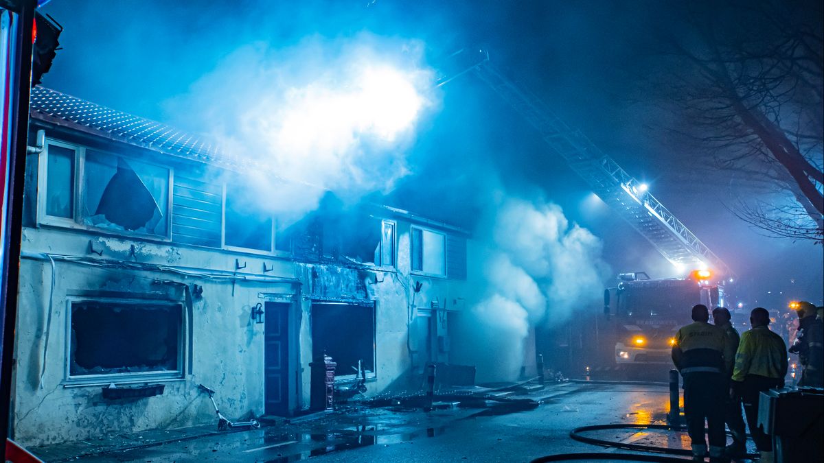 Grote brand in woning; vlammen uit dak geslagen