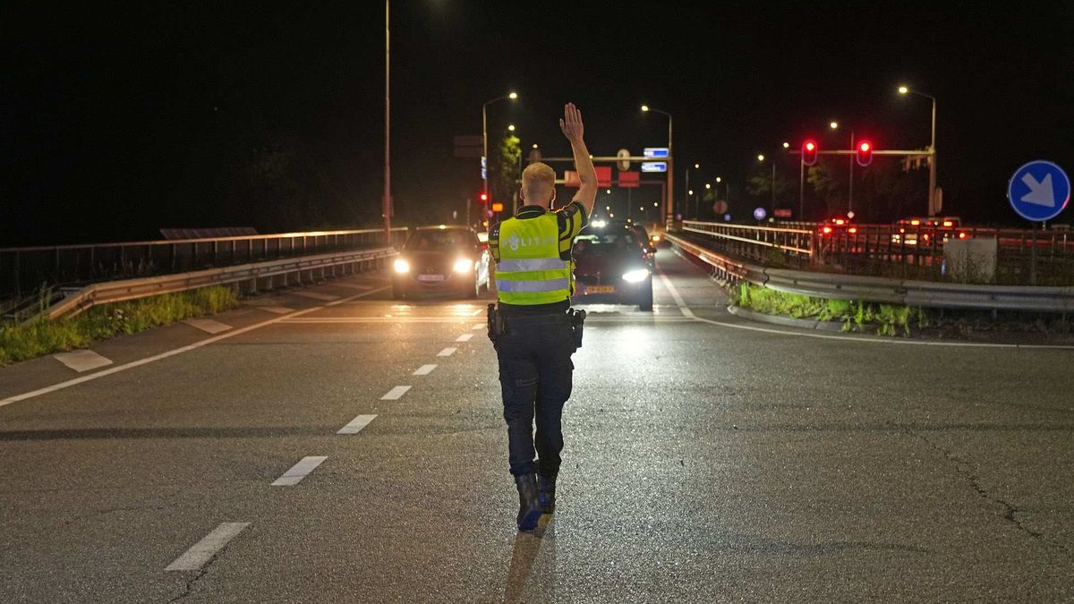 Politie legt illegaal autotreffen stil: 600 auto's druipen af na kat-en-muisspel
