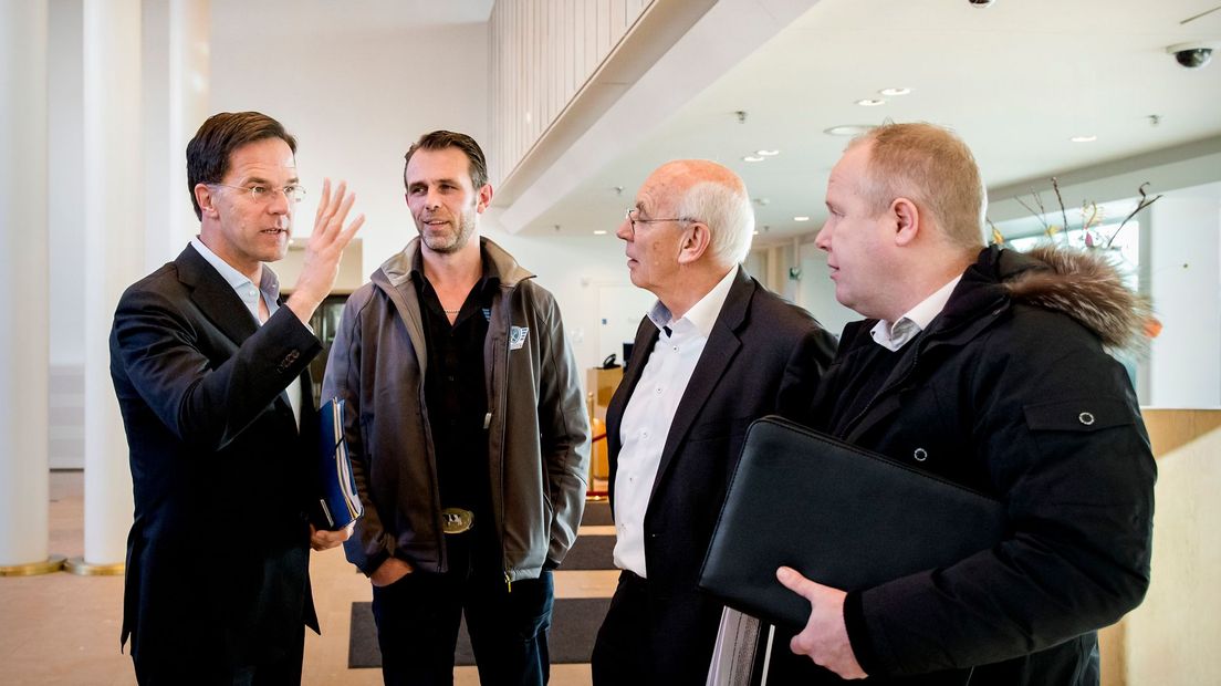 Mark Rutte naast Jeroen van Maanen (FDF) en andere overlegpartners (Rechten: ANP/Koen van Weel)